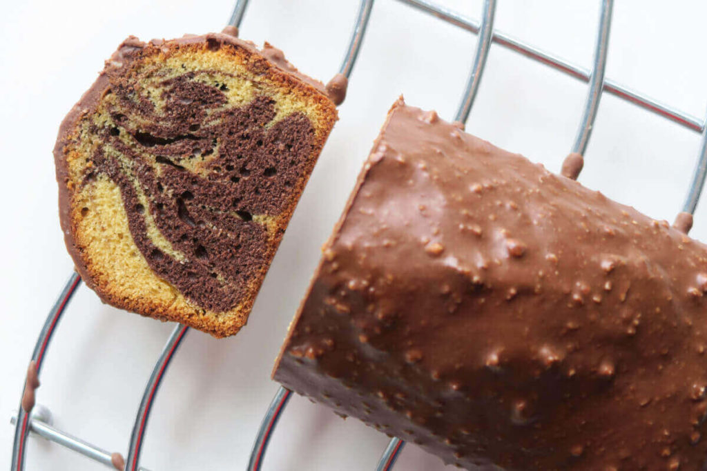 Cake marbré vanille / chocolat glaçage rocher amandes de Cyril Lignac