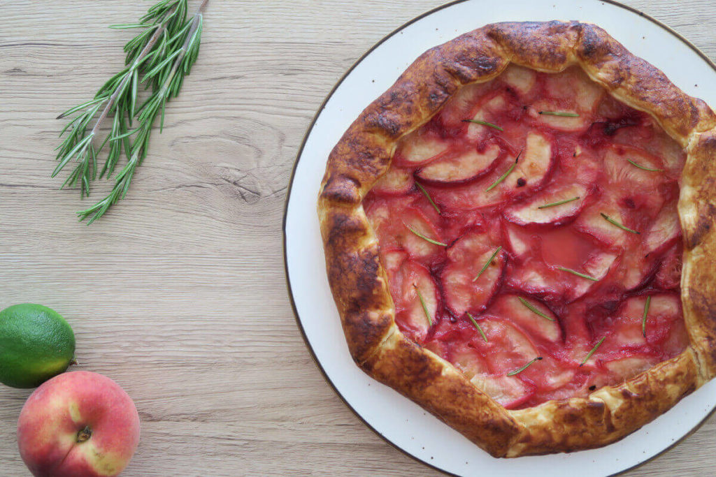 Tarte fine aux pêches, citron vert et romarin de Yotam Ottolenghi