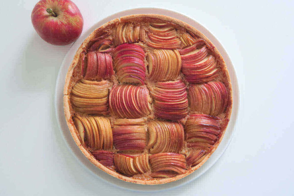 Tarte graphique aux pommes, compotée à la vanille