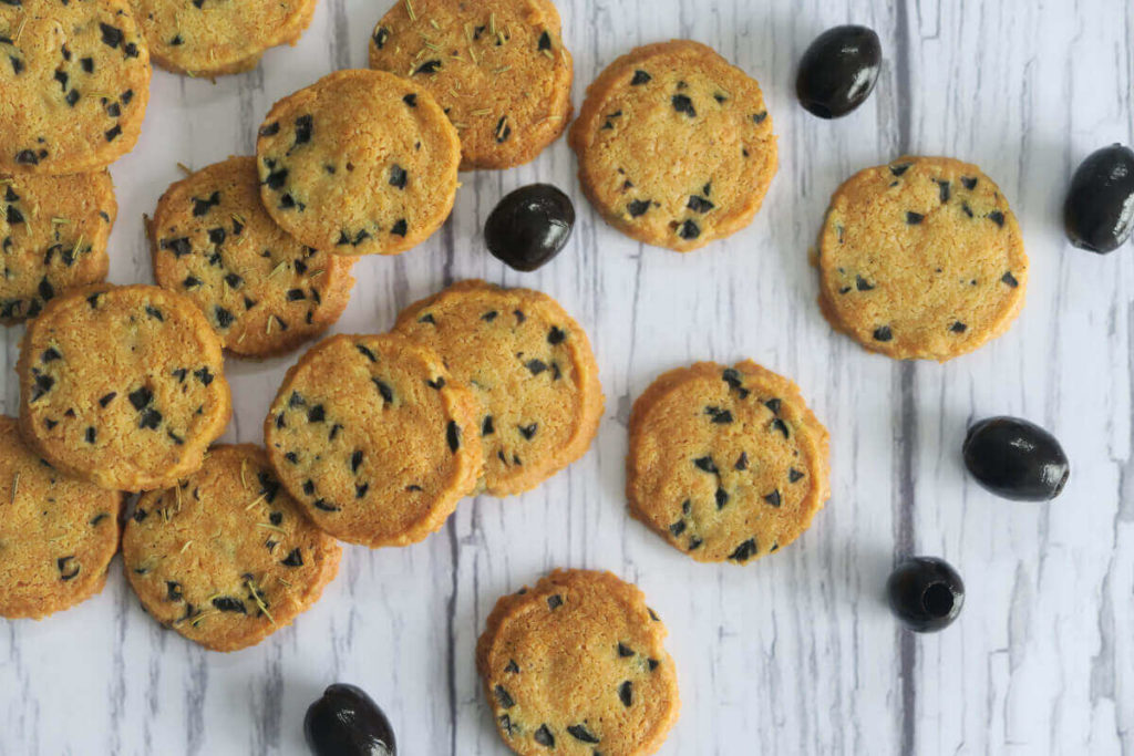 Sablés au parmesan et aux olives noires