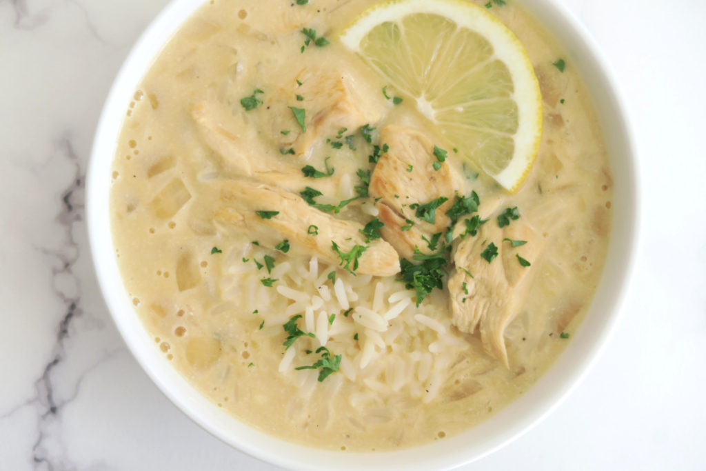 Avgolemono ou soupe grecque au poulet, riz et citron