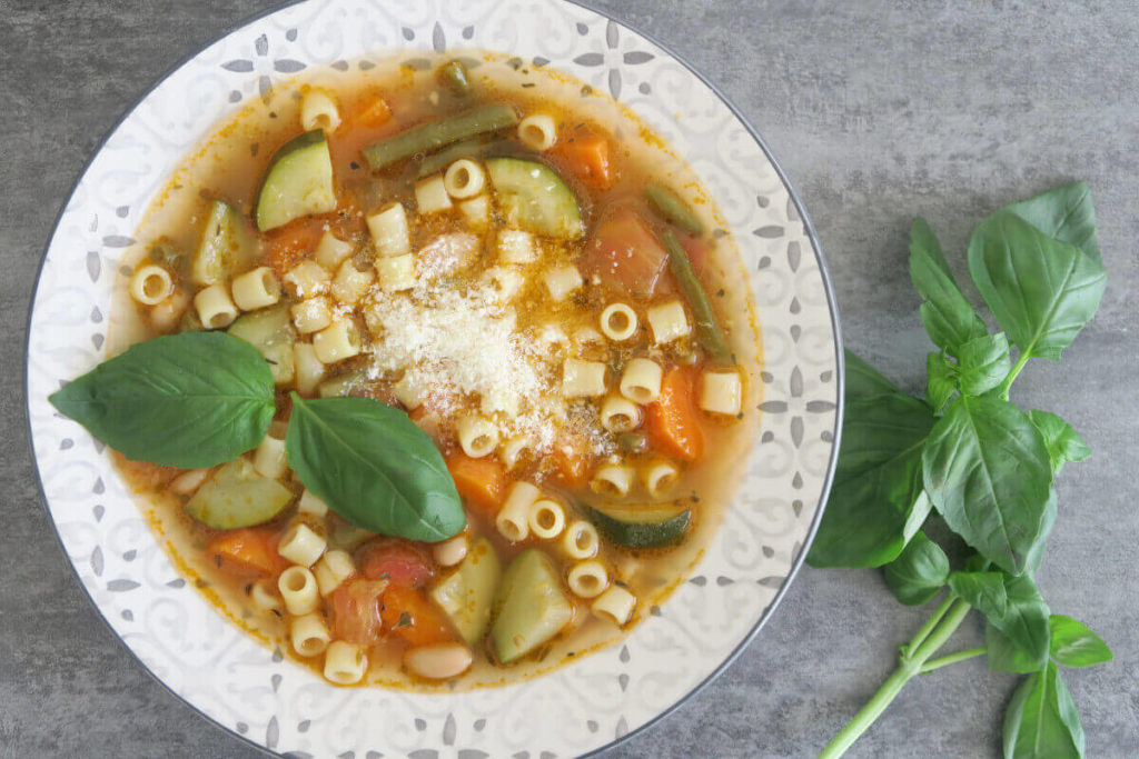 Minestrone, soupe italienne de légumes et de pâtes