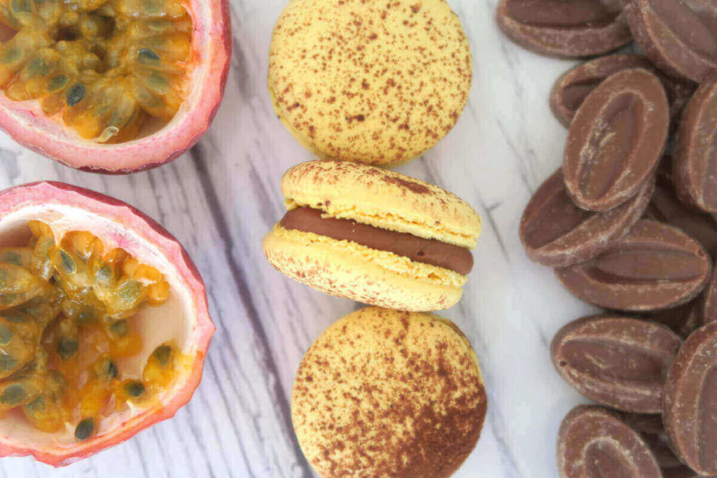 Macarons Mogador (chocolat au lait et fruits de la passion) de Pierre Hermé