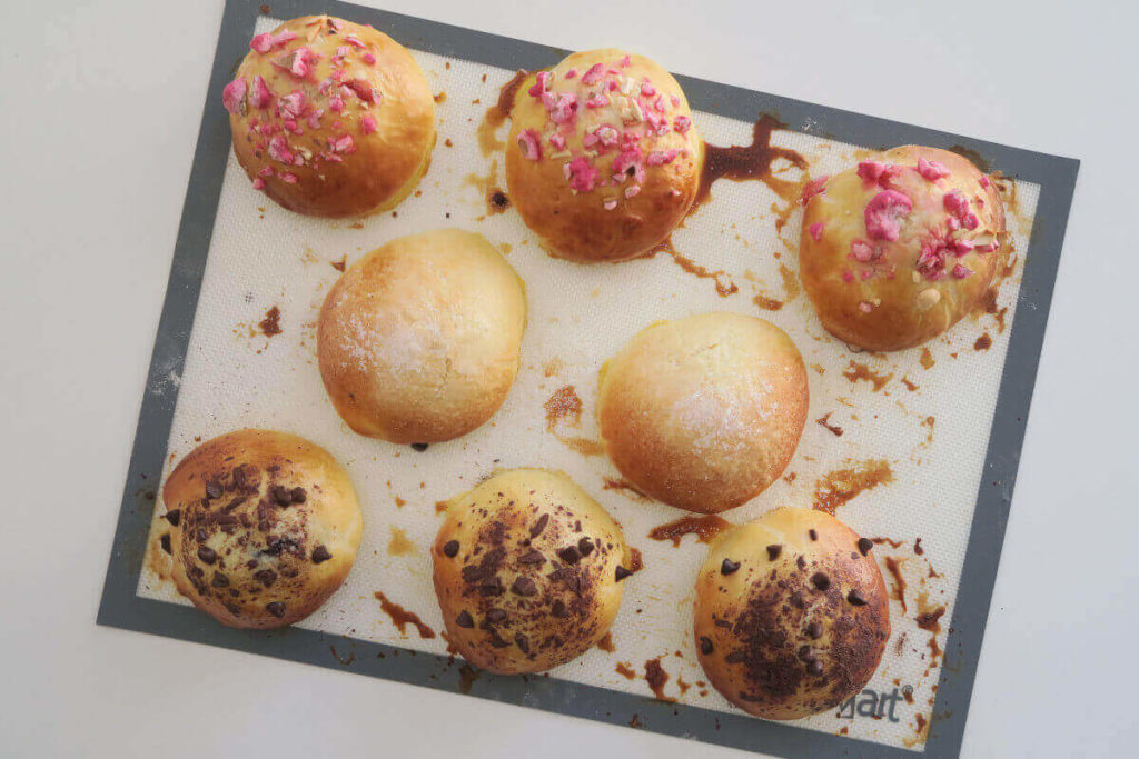 Brioches rondes au chocolat, pralines et sucre