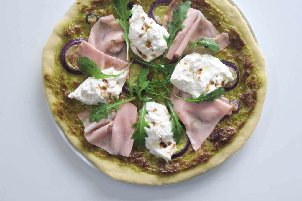 Pizza base crème à la pistache, mortadelle et burrata