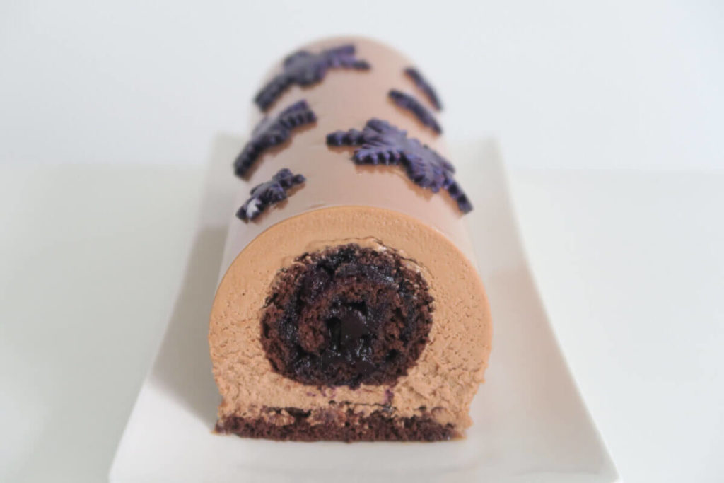 Bûche de Noël myrtille et chocolat au lait Jivara de Christophe Felder