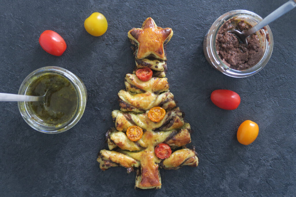 Sapin de Noël feuilleté au pesto et à la tapenade