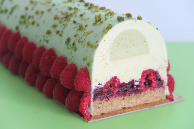 Bûche de Noël pistache et fruits rouges in Maï way