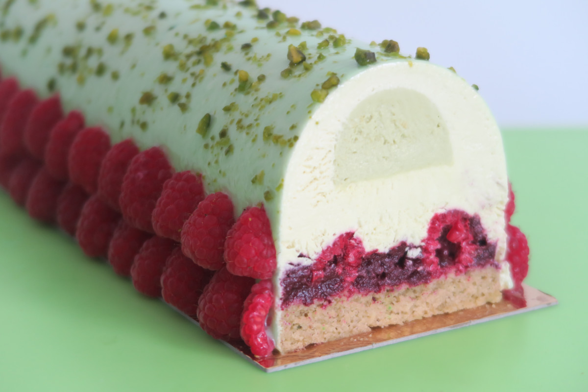 Bûche de Noël pistache et fruits rouges - in Maï way