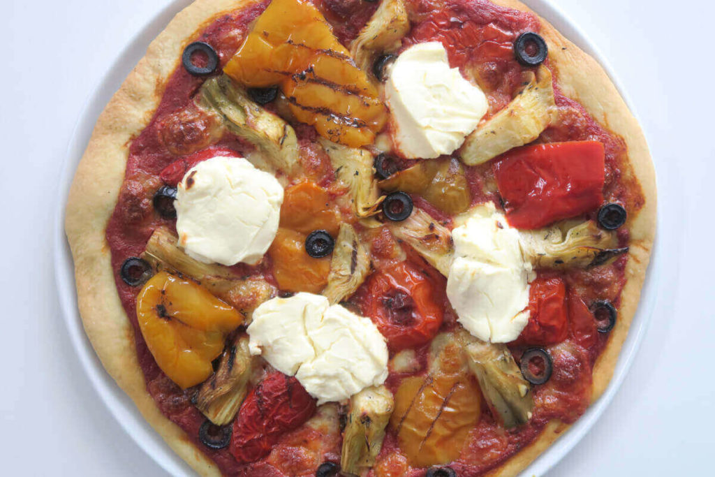 Pizza fond tomates, poivrons, artichauts et Philadelphia