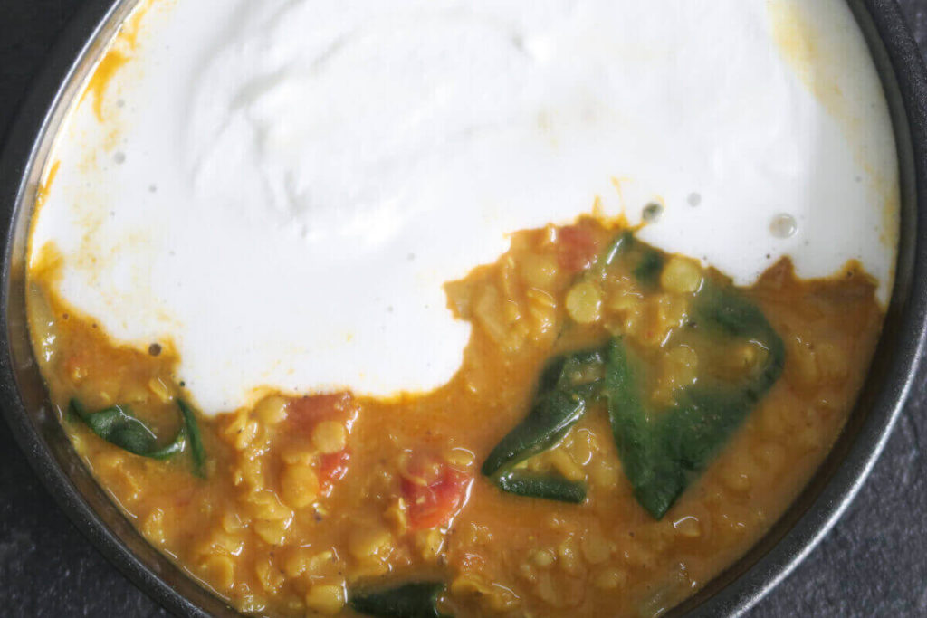 Dahl de lentilles corail au curry, épinards et nuage de coco