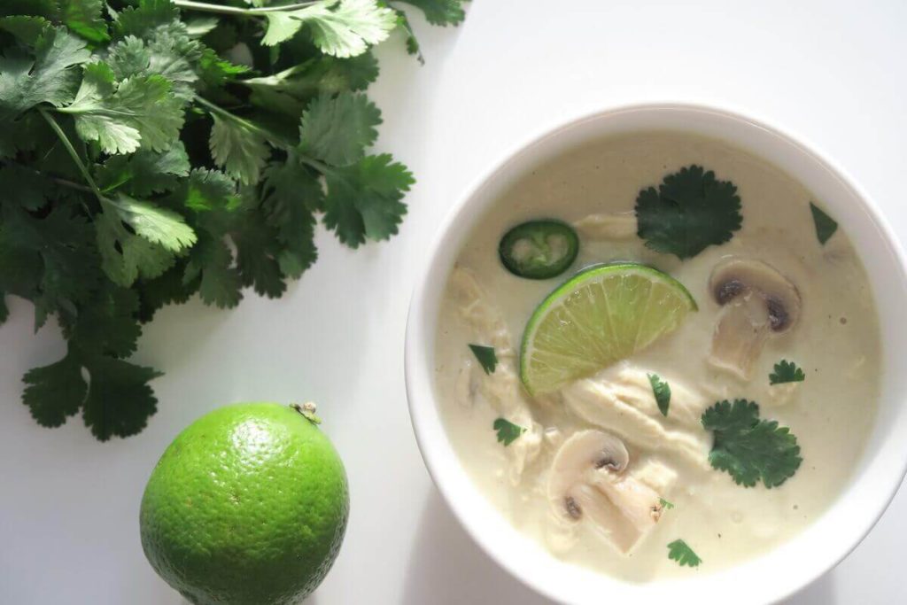 Tom kha gai, soupe thaïlandaise au poulet, curry et coco