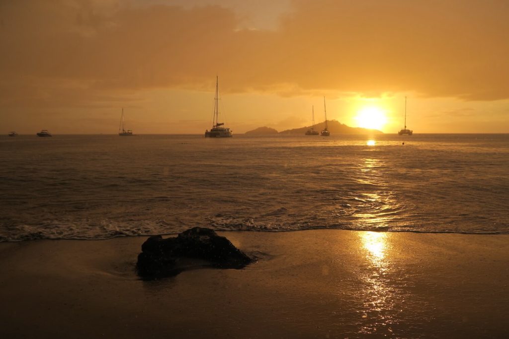 Guadeloupe - Coucher de soleil à la plage de Malendure