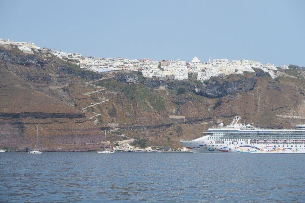 Santorin - Fira vue depuis la mer