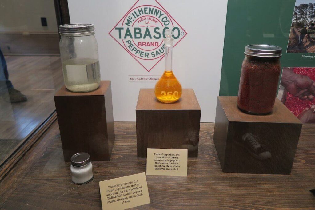 Les composants du Tabasco : sel, vinaigre, piment et eau