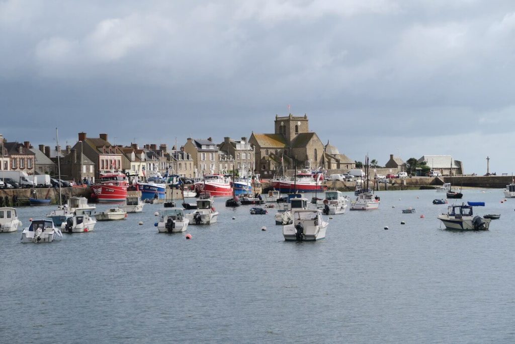 Normandie - Barfleur - Vue sur le village de Barfleur et l'église Saint Nicolas