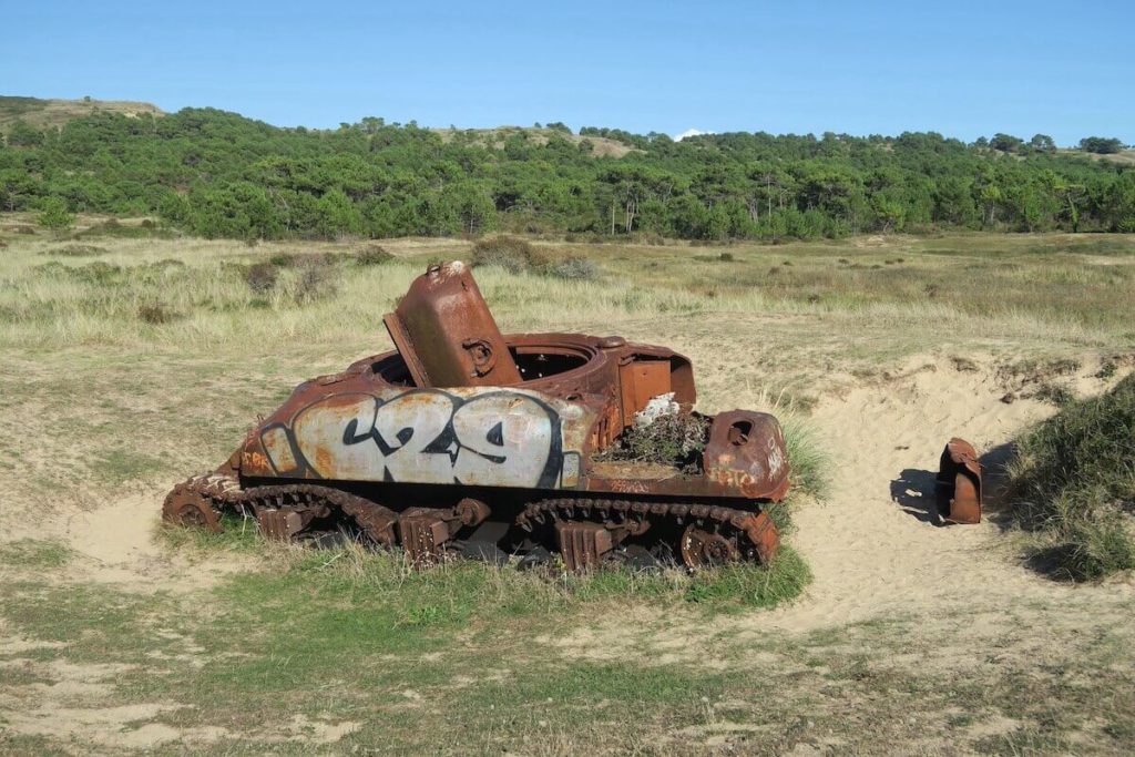 Normandie - Un char abandonné dans les dunes