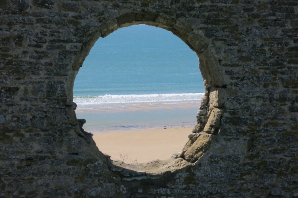 Normandie - Prise de vue à travers les ruines de la vieille église