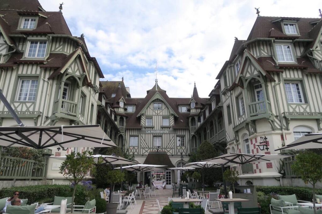 Normandie - Deauville - La façade de l'hôtel "Le Normandy"