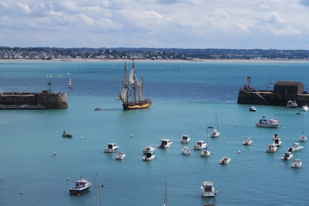 Normandie - Un voilier rentre au port dans le cadre du "Festival des voiles"