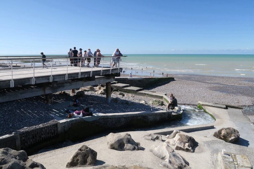 Normandie - Le front de mer inspiré du paquebot "Normandie" et la Veules qui se jette dans la mer