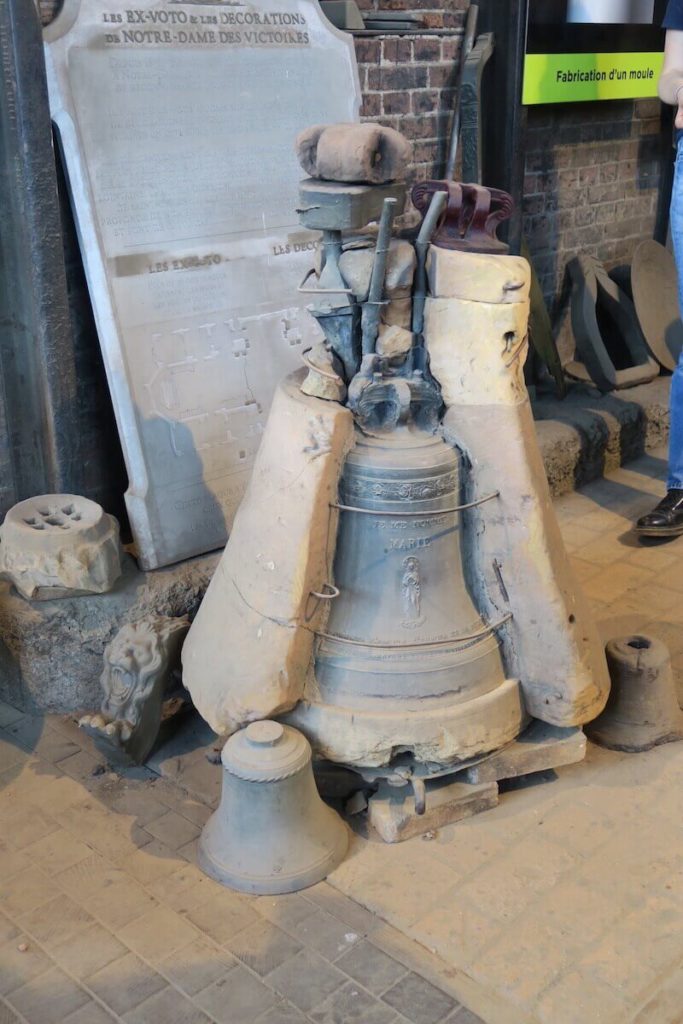 Normandie - Villedieu-les-Poêles - Une cloche qui sort de son moule