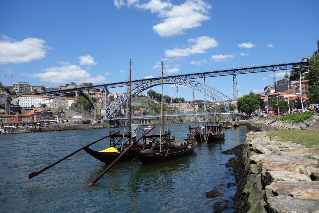 Porto - Les traditionnels rabelos devant le pont Dom Luis 1er